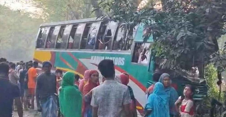 গোপালগঞ্জে বাস-ট্রাক সংঘর্ষে আহত ১২