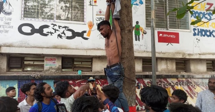 ছিনতাইকারী সন্দেহে গাছে ঝুলিয়ে নির্যাতন