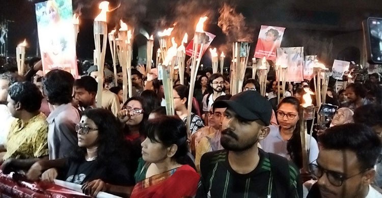 আছিয়া ধর্ষণের বিচারসহ ৩ দাবিতে ঢাবিতে ছাত্র-জনতার মশাল মিছিল