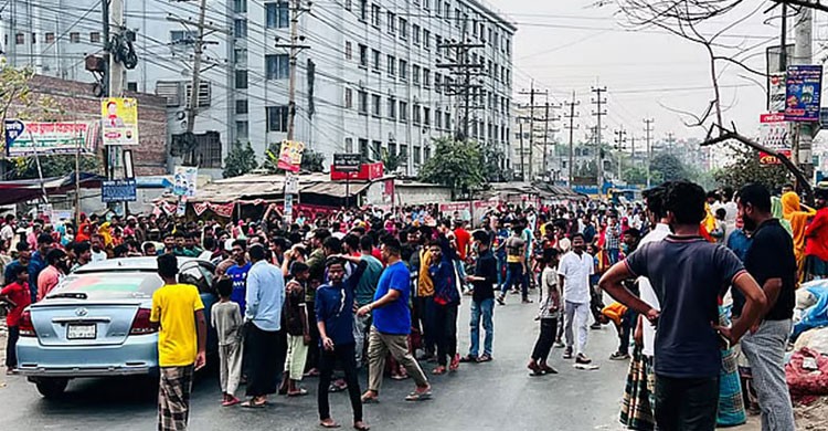 ঈদ বোনাসের দাবিতে শ্রমিকদের ঢাকা-ময়মনসিংহ মহাসড়ক অবরোধ