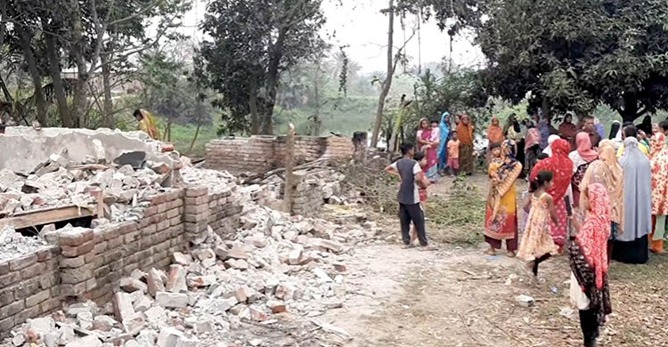 মাগুরায় ধর্ষকের বাড়ি গুঁড়িয়ে দিলো জনতা