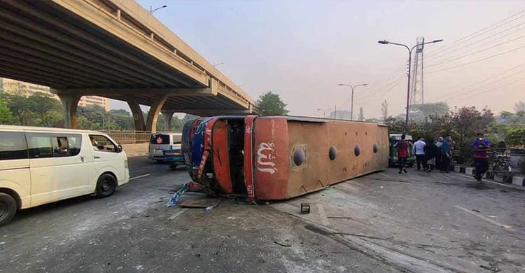 বনানীতে বাস উল্টে ৪২ জন আহত