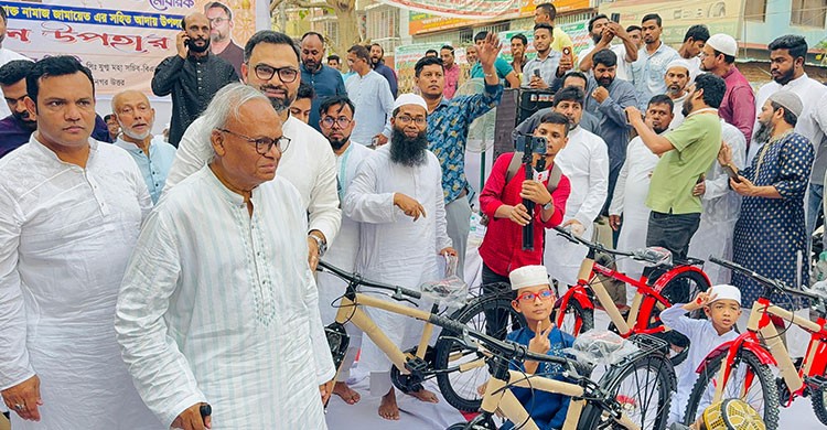 মহানগর উত্তর বিএনপির অভিনব কর্মসূচি নামাজ পড়ে সাইকেল পেলো ৩২ কিশোর