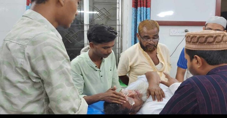 রামগঞ্জে উপদেষ্টা মাহফুজ আলমের বাবার ওপর হামলা