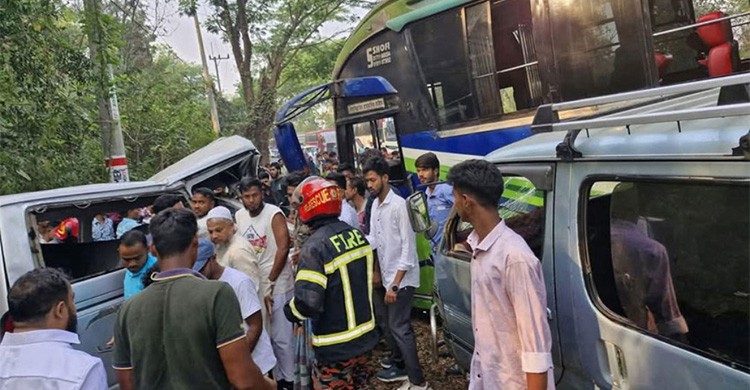 চট্টগ্রামে বাস-মাইক্রো সংঘর্ষে নিহত বেড়ে ১০