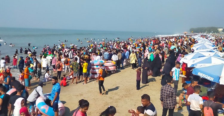 ৩ লাখের বেশি পর্যটকে মুখরিত কক্সবাজার সমুদ্র সৈকত, কোথাও সিট খালি নাই