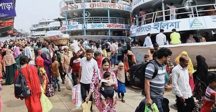 ঈদের ছুটি শেষে রাজধানীতে ফিরছে কর্মজীবী মানুষ, চাঁদপুর লঞ্চঘাটে  উপচেপড়া ভিড়