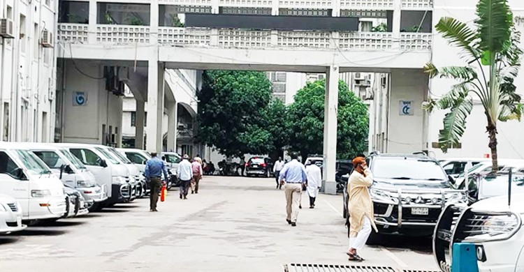 টানা নয় দিন পর অফিস খুলেছে, সচিবালয়ে ছুটির আমেজ