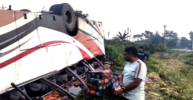 ব্রাহ্মণবাড়িয়ার কসবায় বাস উল্টে ২৫ যাত্রী আহত