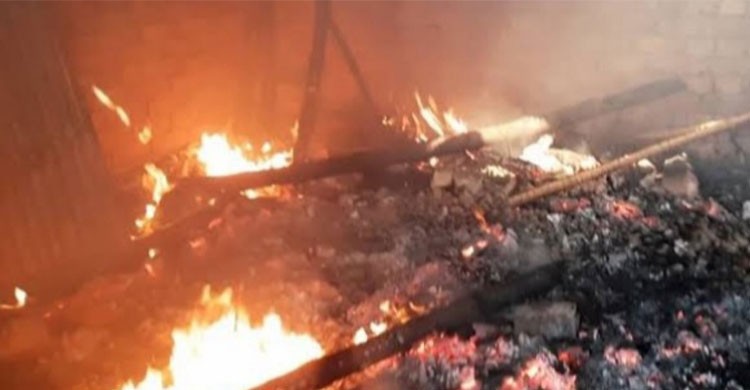 আশুলিয়ার শ্রমিক কলোনির ৮টি ঘরে আগুন