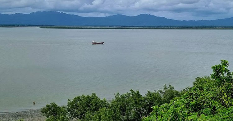 মিয়ানমার সীমান্তে মাইন বিস্ফোরণ, বাংলাদেশি যুবকের পা উড়ে গেল
