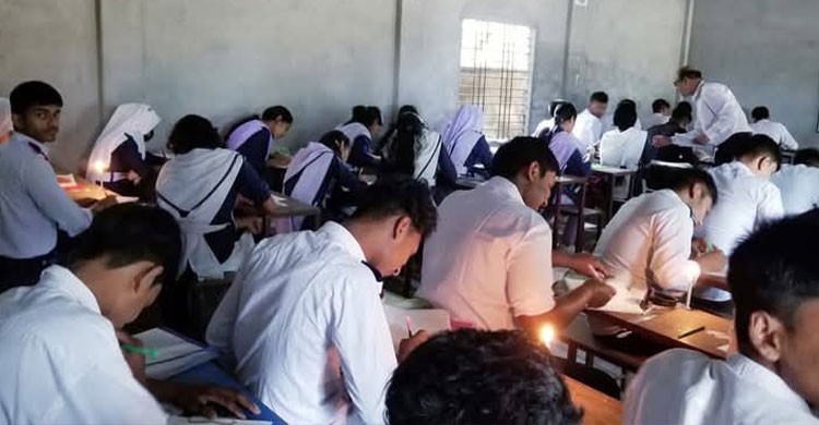 ঠাকুরগাঁওয়ে বিদ্যুৎবিহীন কেন্দ্রে মোমবাতি জ্বালিয়ে এসএসসি পরীক্ষা