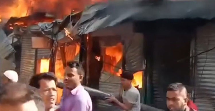 চাঁদপুরে আগুনে  ১৭ টি দোকান পুড়ে ছাই