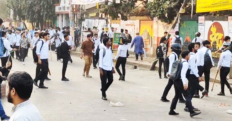 ঢাকা কলেজ ও সিটি কলেজ শিক্ষার্থীদের মধ্যে সায়েন্সল্যাব মোড়ে সংঘর্ষ