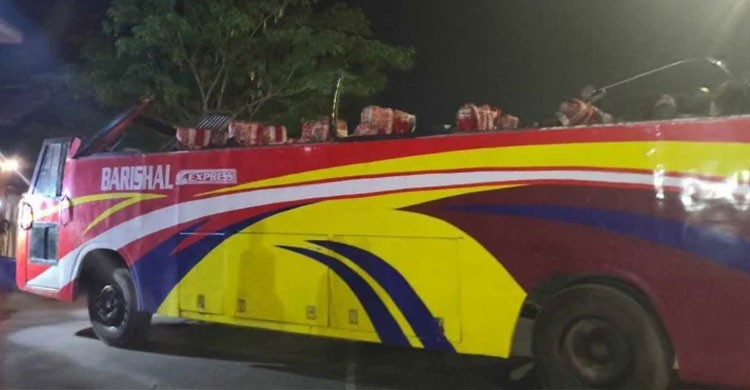 দুর্ঘটনায় ছাদ উড়ে যাওয়া বাস নিয়ে ১০ কিলোমিটার চালিয়ে গেলেন চালক