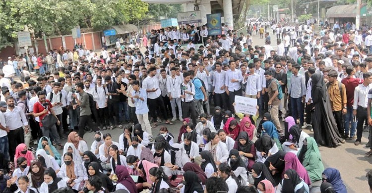 আজ কাফনের কাপড় বেঁধে কারিগরি শিক্ষার্থীদের গণমিছিল
