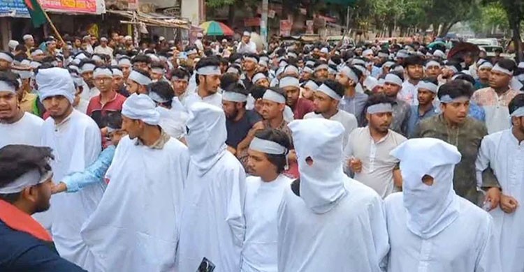 কাফনের কাপড় মাথায় বেঁধে কারিগরি শিক্ষার্থীদের মিছিল