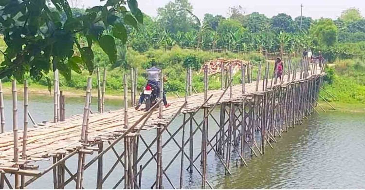 স্বাধীনতার ৫৪ বছরেও হয়নি সেতু, ভৈরব নদের দুপারের মানুষের ভরসা সাঁকো