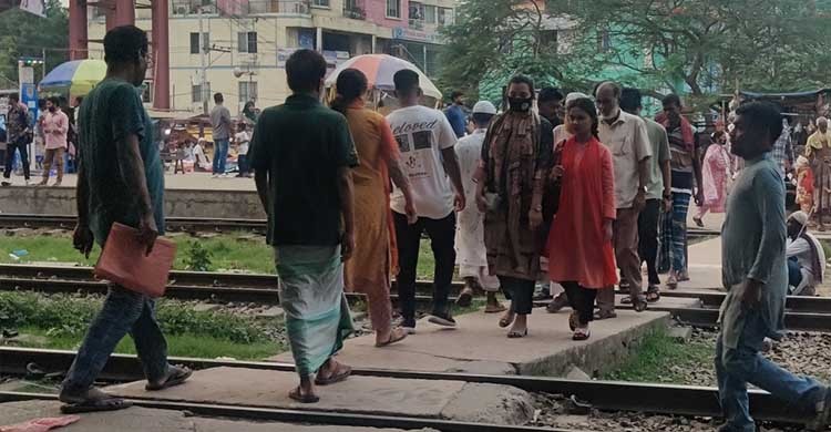 অরক্ষিত টঙ্গী-নরসিংদী-ভৈরব রেলপথ, অবাধে মানুষের বিচরণ