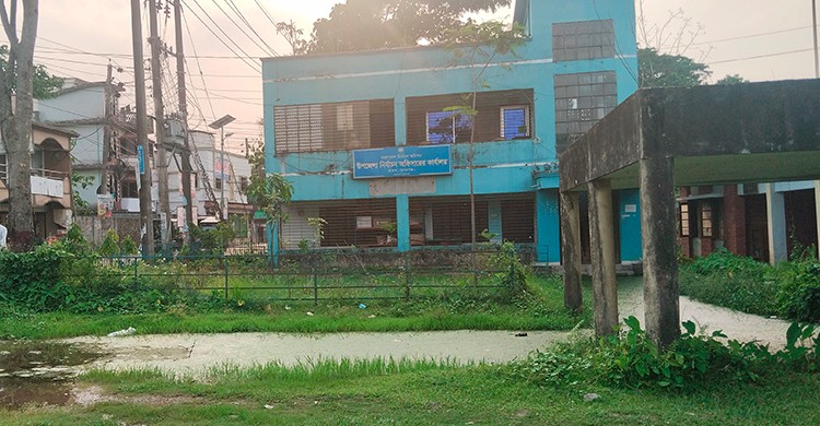 সুনামগঞ্জের ছাতকে বৃষ্টি হলেই পানিতে ডুবে যায় নির্বাচন অফিসের আঙ্গিনা ও রাস্তা