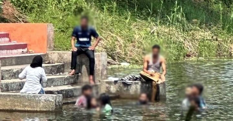 নোয়াখালীতে পুকুরে একসঙ্গে ছাত্র-ছাত্রীদের গোসল, ছবি ভাইরাল