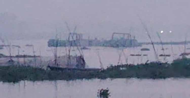 দিনে নয়, রাতের আধারে মেঘনা নদী থেকে তোলা হচ্ছে বালু
