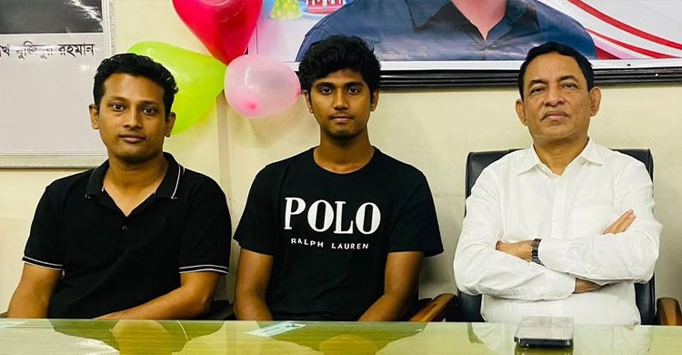 লক্ষ্মীপুর ২ (রায়পুর) আসনের সাবেক সংসদ সদস্য ও লক্ষ্মীপুর জেলা আওয়ামী লীগের সাধারণ সম্পাদক নুরুদ্দীন চৌধুরী নয়ন এর সাথে তারেক আজিজ (ছবিতে বামে)। ছবিঃ সংগৃহীত
