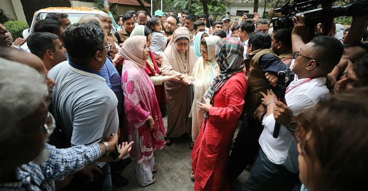 ব্যাপক নিরাপত্তায় ফিরোজায় প্রবেশ করলেন খালেদা জিয়া