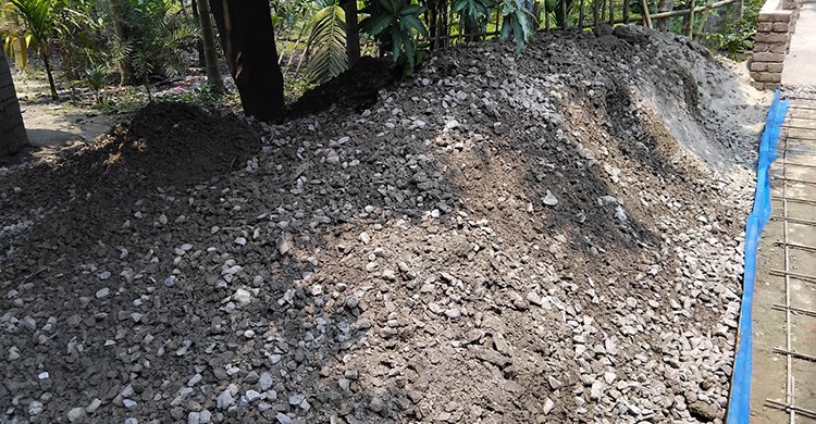 নাটোরে সড়কের আরসিসি ঢালাইয়ের কাজে ব্যাপক অনিয়ম