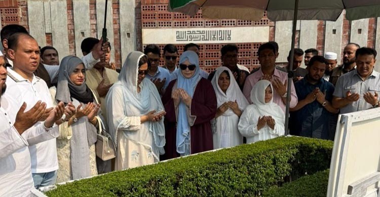 আরাফাত রহমান কোকো’র কবর জিয়ারত করলেন ডা. জুবাইদা রহমান