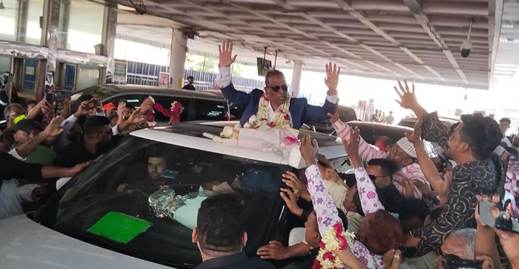 বিএনপি নেতা হানিফ ১৫ বছর পর দেশে ফিরলেন