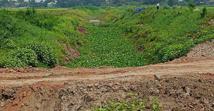 মানিকগঞ্জে সরকারি খাল ভরাট করে রাস্তা নির্মাণ