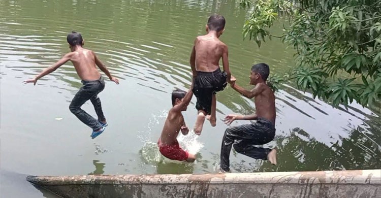 সাতক্ষীরা তীব্র তাপপ্রবাহে অতিষ্ঠ মানুষ