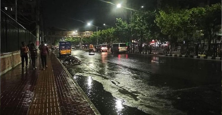 রাজধানীতে নামল স্বস্তির বৃষ্টি