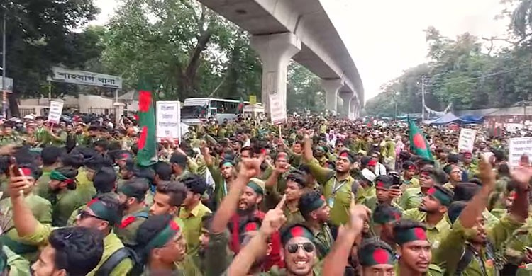 ডিপ্লোমা নার্সিং শিক্ষার্থীদের শাহবাগ অবরোধ, যান চলাচল বন্ধ