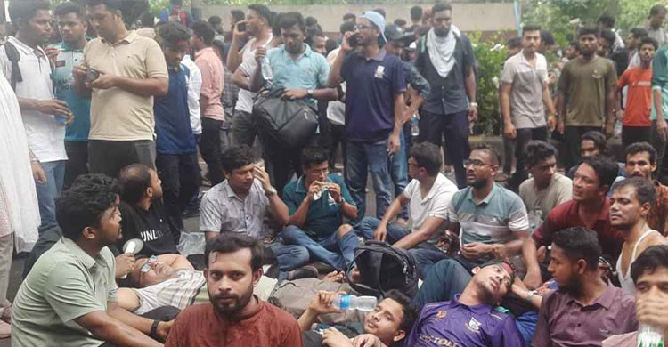 পুলিশের লাঠিচার্জ-টিয়ারগ্যাসে আহত আহত জবির ২৫ শিক্ষার্থী ঢামেকে