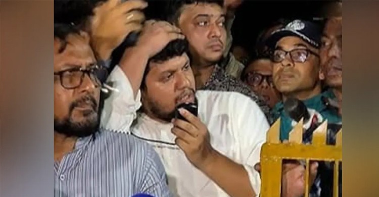 উপদেষ্টা মাহফুজের মাথায় বোতল নিক্ষেপকারীর পরিচয় প্রকাশ