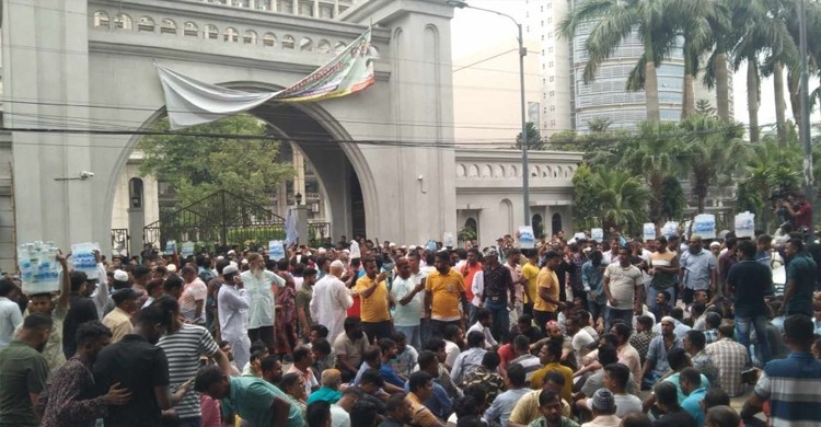 নগরভবনের প্রধান ফটকে ইশরাকপন্থিরা, সেবা কার্যক্রম বন্ধ