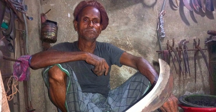 কামারশালায় টুংটাং শব্দ, বইছে ঈদের আমেজ