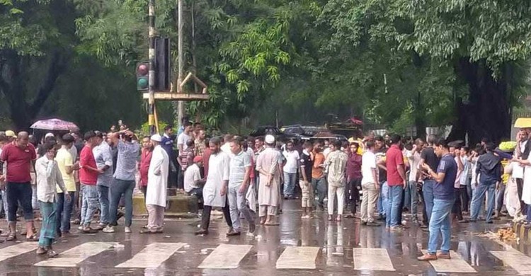 ঝড়-বৃষ্টি উপেক্ষা করে আন্দোলন চালিয়ে যাচ্ছে ইশরাক সমর্থকরা