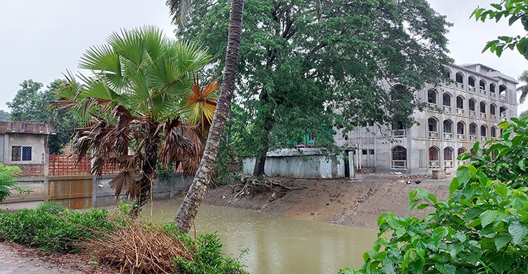 সাতক্ষীরায় সকাল থেকে বৃষ্টি, বিপাকে খেটে খাওয়া মানুষ