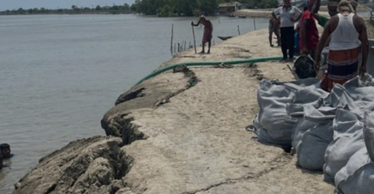 সাতক্ষীরা উপকূলের ঝুঁকিপূর্ণ বেড়িবাঁধ নিয়ে বাড়ছে উৎকণ্ঠা