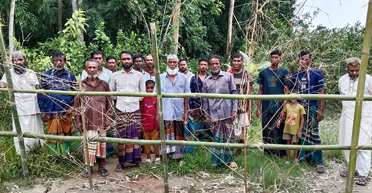 সিংগাইরে চলাচলের রাস্তা বন্ধ করায় ভোগান্তিতে অর্ধ-শতাধিক পরিবার
