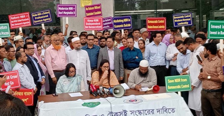 জীবন রক্ষাকারী পণ্য ব্যতীত আমদানি-রপ্তানি বন্ধ ঘোষণা, কর্মবিরতি অব্যাহত