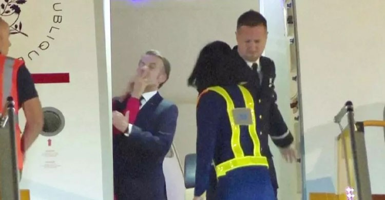 বিমানে প্রকাশ্যে স্ত্রীর হাতে মার খেলেন ফ্রান্সের প্রেসিডেন্ট