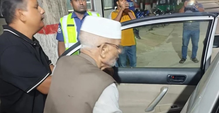 আটকের পর সাবেক ভূমিমন্ত্রী হীরাকে বাসায় পৌঁছে দিলো পুলিশ
