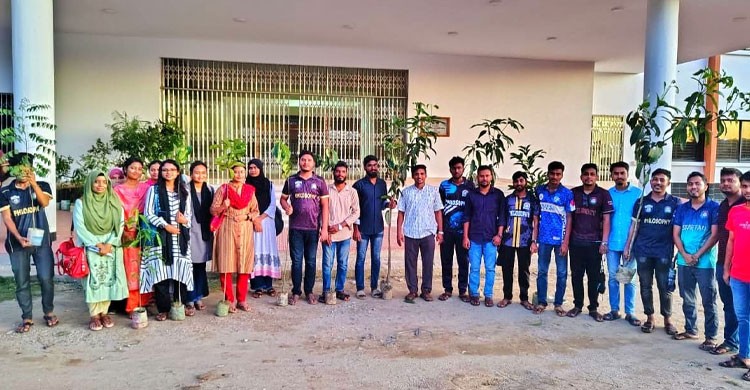 জাককানইবিতে গাছ লাগাতে মাঠে নেমেছেন দর্শন বিভাগের শিক্ষক-শিক্ষার্থীরা
