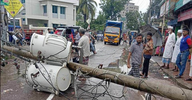 ঝড়ো বাতাসে খুঁটি উপড়ে পড়ে ট্রান্সফরমার ক্ষতিগ্রস্ত, বিদ্যুৎ বিচ্ছিন্ন বহু এলাকা
