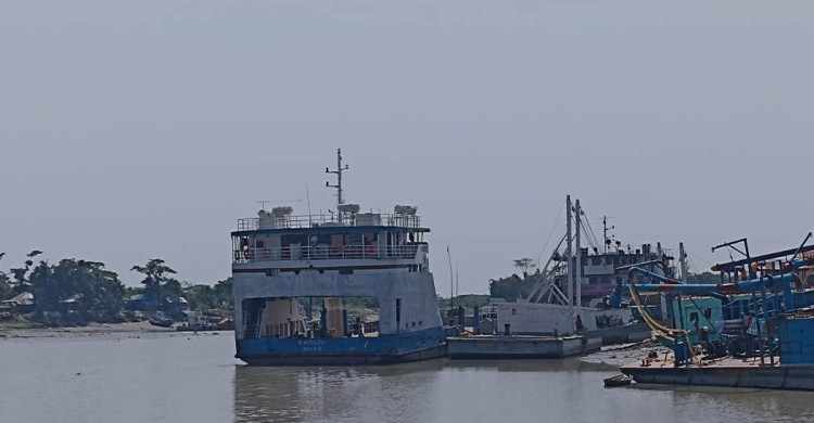 জোয়ারের পানিতে লক্ষ্মীপুরে ২০ গ্রাম প্লাবিত, ফেরি চললেও লঞ্চ বন্ধ