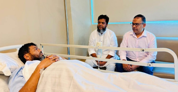 রফিকুল আলম মজনুকে দেখতে হাসপাতালে ব্যারিস্টার সায়েম